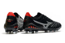 Chuteira Mizuno Morelia Neo 3 FG Preta, com design em preto e detalhes em vermelho, ideal para desempenho em campo.