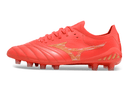 Chuteira Mizuno Morelia Neo 3 FG Vermelha vista lateral com design vibrante e ajuste anatômico.