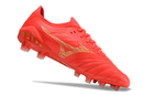 Chuteira Mizuno Morelia Neo 3 FG Vermelha com design vibrante e tecnologia de ponta para futebol.