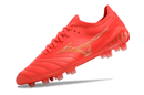 Chuteira Mizuno Morelia Neo 3 FG Vermelha destacada em fundo branco com design vibrante e sola de travas.