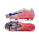 Chuteira Nike Air Zoom Mercurial FG Vapor 16 Rosa vista lateral e inferior, com design moderno em rosa vibrante e detalhes azuis.