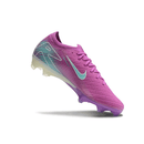 Chuteira Nike Air Zoom Mercurial FG Vapor 16 Roxa destacando-se em rosa vibrante com design aerodinâmico.
