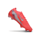 Chuteira Nike Air Zoom Mercurial FG Vapor 16 Vermelha em fundo branco, exibindo design aerodinâmico e vibrante.
