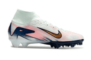 Chuteira Nike Air Zoom Mercurial Superfly 10 Edição Especial Elite MDS9 FG de cor branca e detalhes dourados.