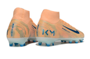 Chuteira Nike Air Zoom Mercurial Superfly branca - Ed. "Mbappé", modelo laranja com sola azul, ideal para desempenho no futebol.