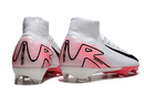 Chuteira Nike Air Zoom Mercurial Superfly 10 Elite FG Branca e Rosa com detalhe em rosa na parte traseira.