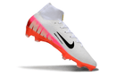 Chuteira Nike Air Zoom Mercurial Superfly 10 Elite FG - Branca, Rosa e Laranja - Pack Fear Nothing em ação.