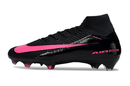 Chuteira Nike Air Zoom Mercurial Superfly 10 Elite FG Preta e Rosa lateral com detalhes em rosa vibrante.