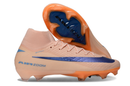 Chuteira Nike Air Zoom Mercurial Superfly 10 Elite FG Rosa e Azul em foco com design vibrante e tecnologia avançada.