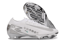 Chuteira Nike Air Zoom Mercurial Vapor 16 Edição Especial Elite FG - Branca e Prata "Vini Jr" com detalhe em prata.