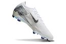 Chuteira Nike Air Zoom Mercurial Vapor 16 Edição Especial Elite FG -Branco e Preto lateral com design em destaque