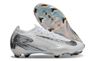 Chuteira Nike Air Zoom Mercurial Vapor 16 Edição Especial Elite FG -Branco e Preto em fundo branco.