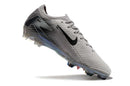 Chuteira Nike Air Zoom Mercurial Vapor 16 Edição Especial Elite FG Cinza e Preta em ângulo lateral.