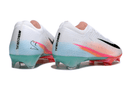Chuteira Nike AIR Zoom Mercurial Vapor 16 Edição Especial Elite FG - Branca, Azul, Laranja e Rosa, vista traseira.