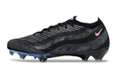 Chuteira Nike AIR Zoom Mercurial Vapor 16 Elite AIR MAX 95 FG - Preta vista de lado com detalhes em preto e rosa.