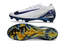 Chuteira Nike Air Zoom Mercurial Vapor 16 Elite FG Branca e Azul com design elegante e sola especializada para desempenho.