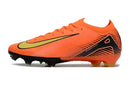 Chuteira Nike Air Zoom Mercurial Vapor 16 Elite FG - Laranja vista lateral com detalhes em preto e dourado.