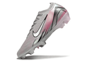 Chuteira Nike Air Zoom Mercurial Vapor 16 Elite FG - Prata e Rosa em ângulo, destacando design moderno e tecnologia de ponta.