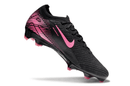 Chuteira Nike Air Zoom Mercurial Vapor 16 Elite FG Preta e Rosa destacando o design aerodinâmico e tecnologia de ponta.
