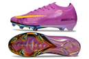 Chuteira Nike Air Zoom Mercurial Vapor 16 Elite FG - Roxa, design em roxo com detalhes coloridos e sola de alta performance.