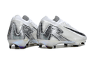 Chuteira Nike Air Zoom Mercurial Vapor 16 Edição Especial Elite FG -Branco e Preto, vista traseira e lateral.