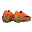 Chuteira Nike Air Zoom Mercurial Vapor 16 Laranja e Preta vista traseira com detalhes em laranja e dourado.
