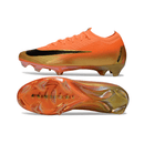 Chuteira Nike Air Zoom Mercurial Vapor 16 Laranja e Preta, design aerodinâmico e sistema Air Zoom para desempenho.