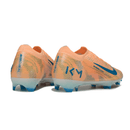 Chuteira Nike Air Zoom Mercurial Vapor 16 "Mbappé" na cor laranja com detalhes em azul.