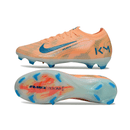 Chuteira Nike Air Zoom Mercurial Vapor 16 "Mbappé" em laranja e azul, com sola transparente e design aerodinâmico.
