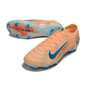 Chuteira Nike Air Zoom Mercurial Vapor 16 "Mbappé" em tom laranja e azul, destacando sua agilidade e controle.