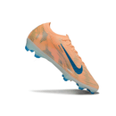 Chuteira Nike Air Zoom Mercurial Vapor 16 "Mbappé" em cor laranja e azul, com design aerodinâmico e tecnologia de ponta.