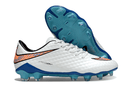 Chuteira Nike Hypervenom Elite FG - Branca e Azul com design aerodinâmico e tecnologia de ajuste premium.