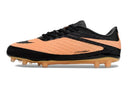Chuteira Nike Hypervenom Elite FG Laranja e Preto lateral com design anatômico e sola FG.