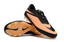 Chuteira Nike Hypervenom Elite FG Laranja e Preto com design aerodinâmico e sola FG para desempenho em campo.