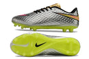 Chuteira Nike Hypervenom Elite FG - Prateada vista lateral e sola, design leve e aerodinâmico para velocidade no campo.