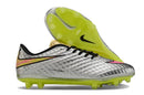 Chuteira Nike Hypervenom Elite FG - Prateada com design aerodinâmico e controle excepcional.