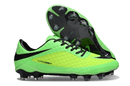Chuteira Nike Hypervenom Elite FG Verde e Preta com design aerodinâmico e sola de cravos para alta performance em campo.