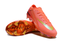 Chuteira Nike Mercurial Air Zoom Vapor 16 Edição EspecialElite Cosmic 2 FG em cor laranja vibrante com sola decorativa.