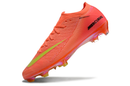 Chuteira Nike Mercurial Air Zoom Vapor 16 Edição EspecialElite Cosmic 2 FG em cor laranja vibrante com detalhes em amarelo.