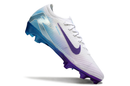 Chuteira Nike Mercurial Air Zoom Vapor 16 Edição Especial Elite FG - Branca em perspectiva com detalhes em azul e roxo.