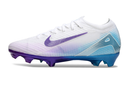 Chuteira Nike Mercurial Air Zoom Vapor 16 Edição Especial Elite FG - Branca em ângulo lateral com detalhes em azul e roxo.