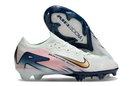 Chuteira Nike Mercurial Air Zoom Vapor 16 Edição Especial MDS9 Elite FG em destaque com sola FG.