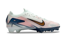 Chuteira Nike Mercurial Air Zoom Vapor 16 Edição Especial MDS9 Elite FG vista lateral com design em azul e ouro.
