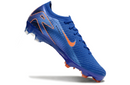 Chuteira Nike Mercurial Air Zoom Vapor 16 Elite FG Azul e Laranja em ângulo lateral.