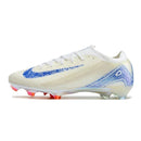 Chuteira Nike Mercurial Air Zoom Vapor 16 Elite FG Branca e Azul lateral com detalhes em azul e solado colorido.