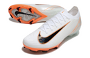 Chuteira Nike Mercurial Air Zoom Vapor 16 Elite FG Branca e Laranja com design leve e tecnologia avançada.