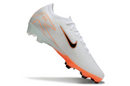 Chuteira Nike Mercurial Air Zoom Vapor 16 Elite FG Branca e Laranja em detalhe lateral.