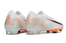 Chuteira Nike Mercurial Air Zoom Vapor 16 Elite FG Branca e Laranja - parte traseira em destaque