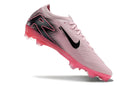 Chuteira Nike Mercurial Air Zoom Vapor 16 Elite FG Rosa e Preto vista lateral em fundo branco.