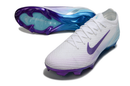 Chuteira Nike Mercurial Air Zoom Vapor 16 Edição Especial Elite FG - Branca com detalhes em roxo e azul.